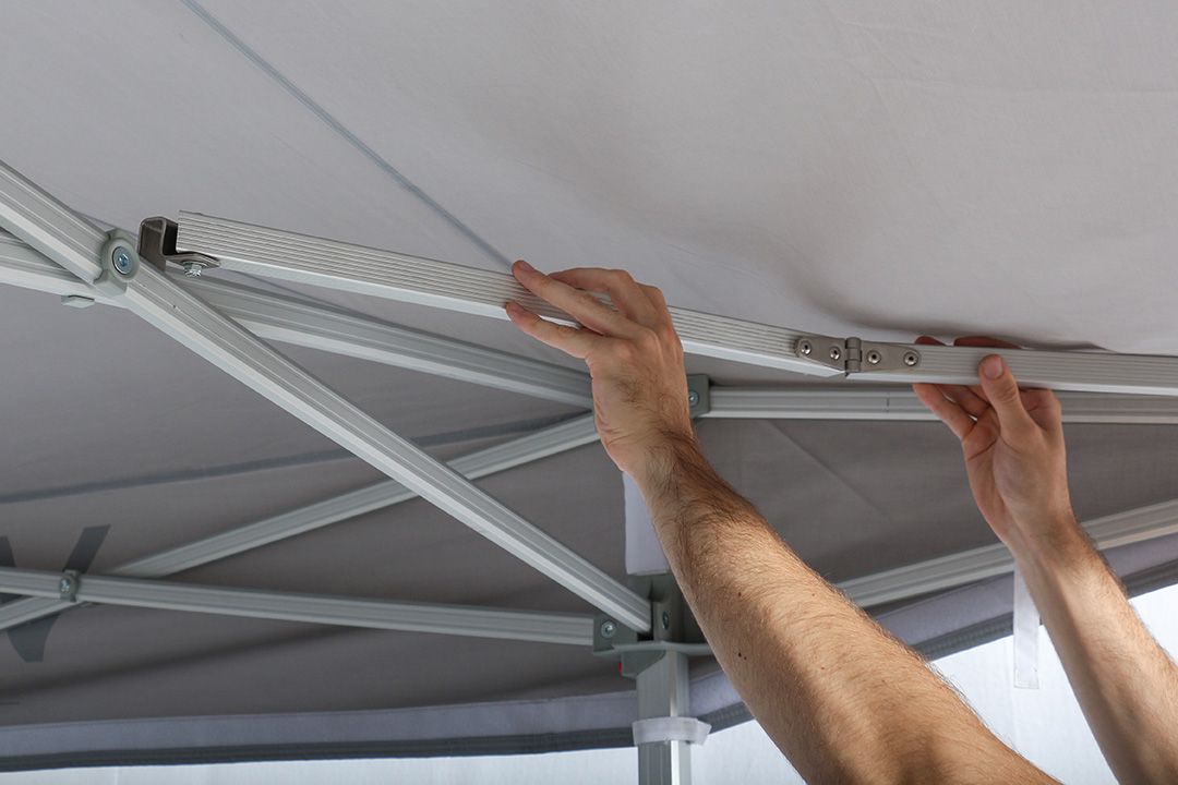 Faltzelt mit einseitigem Vordach zusätzliche Schere für mehr Stabilität Montage Schritt 2